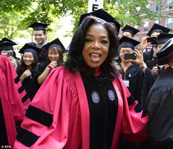 Опра Винфри докторын зэрэг хамгаалжээ.